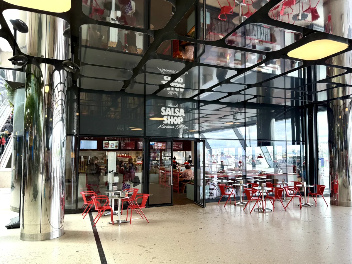 Ein Salsa-Shop-Standort mit Sitzplätzen und offener Theke
